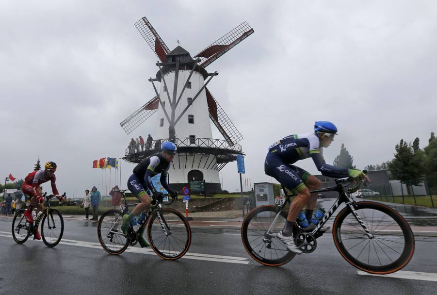 Un gruppo di ciclisti passa davanti a un mulino a vento (Reuters)
